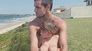 Felipe Simas posou com o filho Joaquim, de 6 anos, fruto de seu relacionamento com Mariana Uhlmann - Reprodução/Instagram@felipessimas