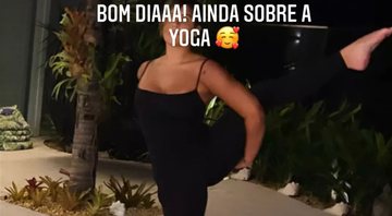 Giulia Costa fazendo yoga - Reprodução/Instagram@giuliacosta