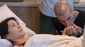Kourtney Kardashian e Travis Barker estão tentando ter o primeiro filho do casal - Foto: Reprodução / Hulu / YouTube