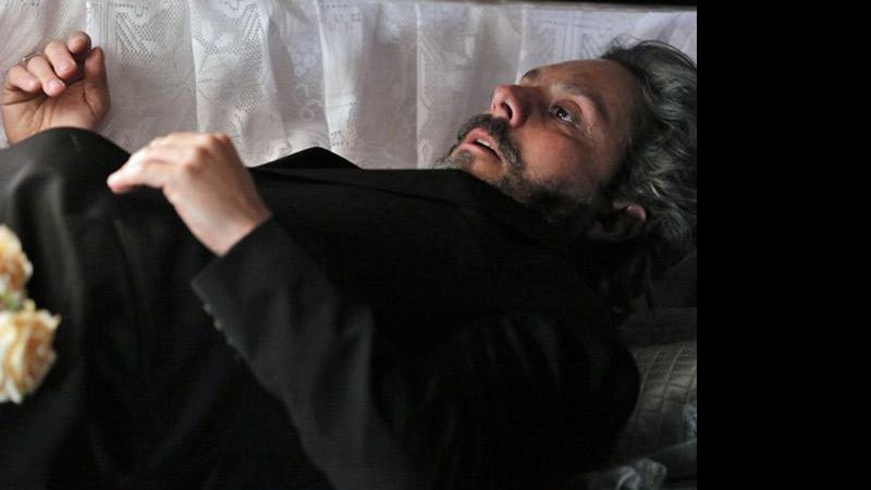 José Alfredo (Alexandre Nero) vai passar muito sufoco para sair do túmulo. Crédito: Reprodução/TV Globo