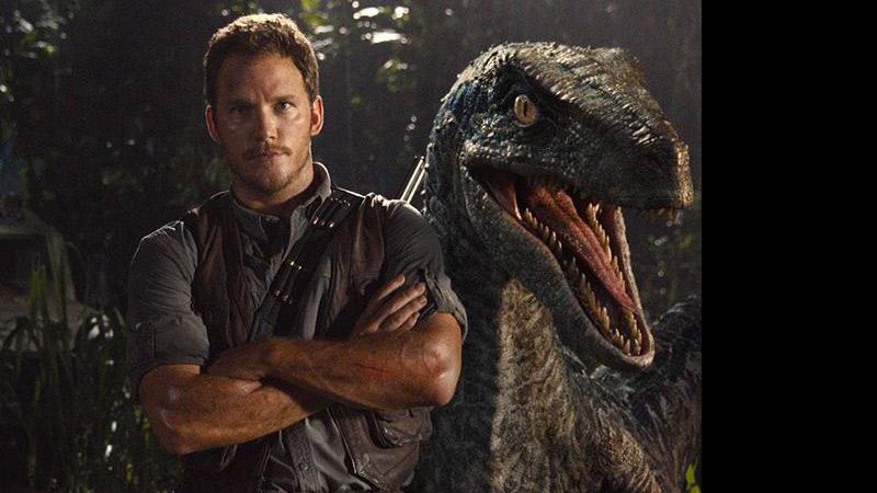 Chris Pratt e seu “amigo” dinossauro em foto dos bastidores de O Mundo dos Dinossauros. Crédito: Reprodução/Twitter