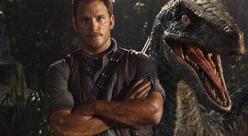 Chris Pratt e seu “amigo” dinossauro em foto dos bastidores de O Mundo dos Dinossauros. Crédito: Reprodução/Twitter
