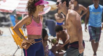 Camila Pitanga e Gabriel Braga Nunes gravam na praia para Babilônia. Crédito: Reprodução/TV Globo