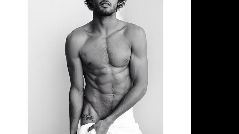 Marlon Teixeira em ensaio Towel Series de Mario Testino (Crédito: Reprodução/Instagram/Mario Testino)