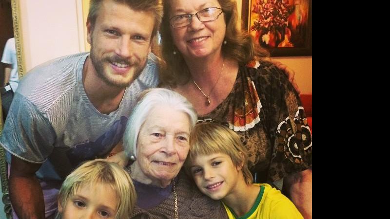 Rodrigo Hilbert com a mãe, avó e filhos (Reprodução/Instagram)