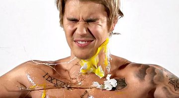 Justin Bieber levando ovos na chamada do programa Comedy Central. Crédito: Reprodução/YouTube