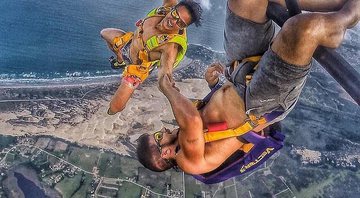 Caio Castro posa de cabeça para baixo antes de pular de paraquedas (Reprodução/Instagram)