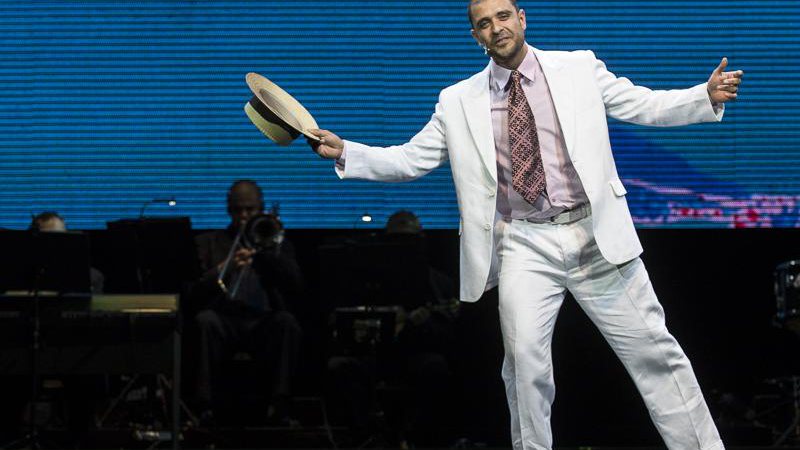 Diogo Nogueira em sua estreia como ator no musical SamBra - Foto : Rogerio Grassia / Stage Photo Press / CDC