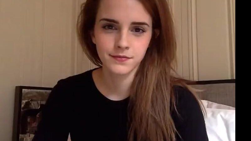 Emma Watson chamando os fãs para chat ao vivo sobre o projeto He For She, no Dia Internacional da Mulher. Crédito: Reprodução/Facebook