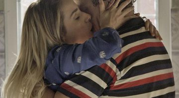 Tina não resiste e dá um beijão em Oziel - Foto: TV Globo