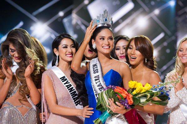 Miss Filipnas com a coroa após o erro ter sido revelado - Foto: Reprodução/ Twitter