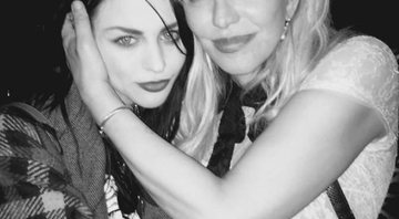 Frances aparece abraçada com a mãe, Courtney Love - Foto: Reprodução/Instagram
