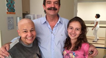 Claudia Rodrigues com o médico Nelson Hammershlack, responsável pelo transplante de células tronco, e a filha Iza - Foto: Reprodução/ Facebook