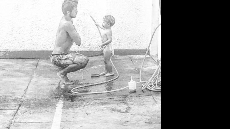 Felipe Simas toma banho de mangueira com o filho, Joaquim - Foto: Reprodução/Instagram