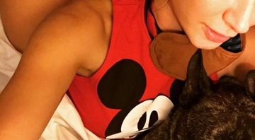 Thaila Ayala posa com o namorado, Adam Senn, e o cachorro - Foto: Reprodução/Instagram