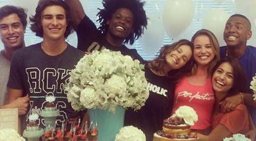 Laryssa Ayres comemora seu aniversário ao lado dos colegas de “Malhação” - Foto: Reprodução/Instagram/Aline Santos Ferreira