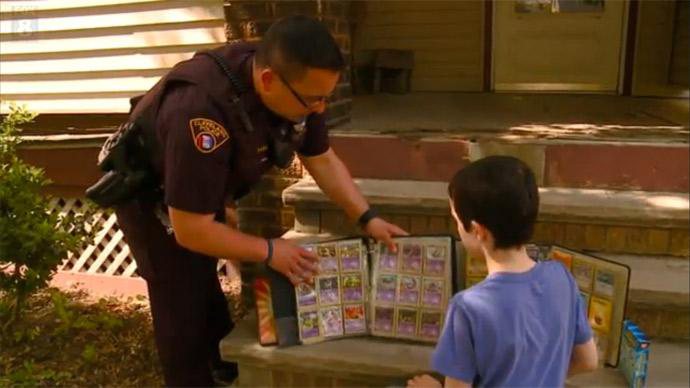 Policial doa coleção de cards Pokémon para garotinho que foi roubado - Foto: Reprodução/ Fox8