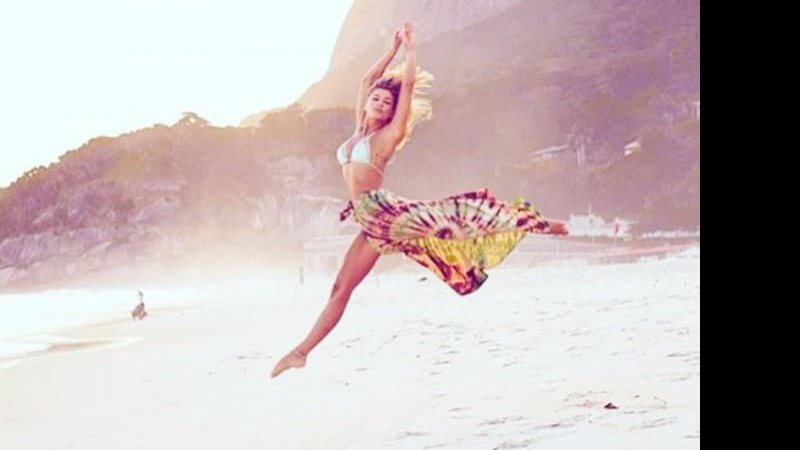 Grazi Massafera posa de biquíni na praia - Foto: Reprodução/Instagram