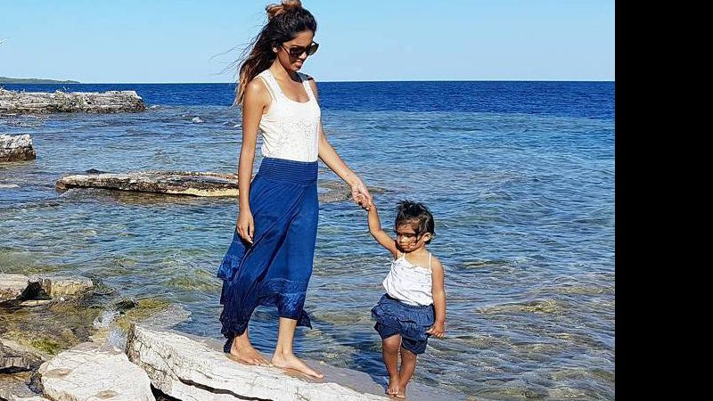 Ariba Pervaiz escolhe as roupas para ficar idêntica à filha, Aaliyana - Foto: Reprodução/ Instagram