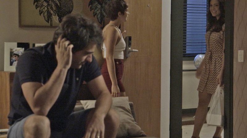 Marina visita Tiago no flat e causa saia justa com Letícia - Foto: TV Globo