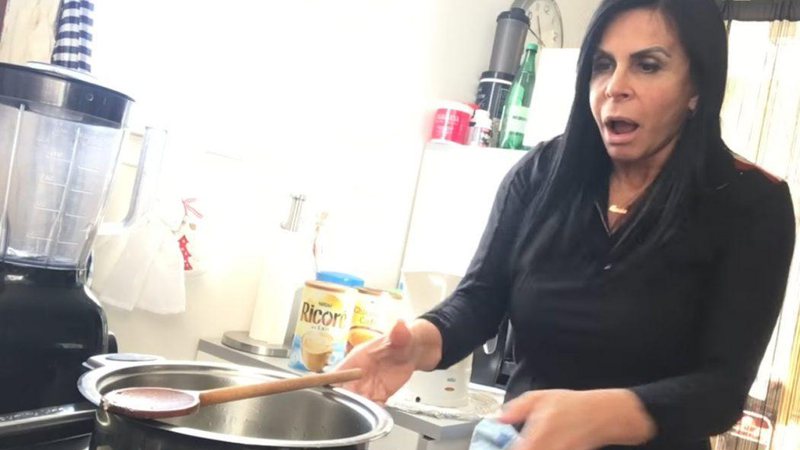 Gretchen se atrapalha na cozinha e coloca a culpa em fantasmas - Foto: Reprodução/ YouTube