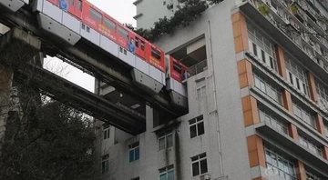 Trem passa por dentro de edifícios em condomínio na China - Foto: Reprodução/ Twitter/ Lilyo19941215