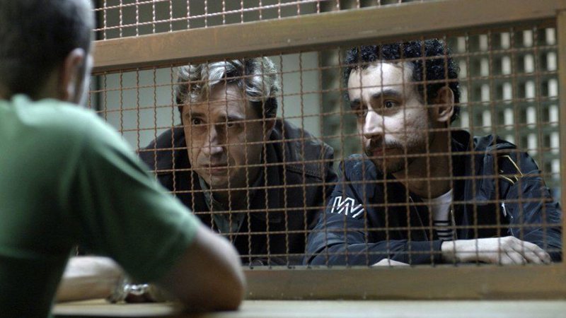 Alex pede a Romildo e William para ajudá-lo a sair da prisão - Foto: TV Globo