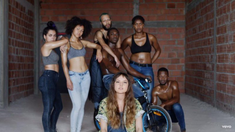 Mallu Magalhães com os dançarinos do videoclipe de “Você não presta” - Foto: Reprodução/ YouTube