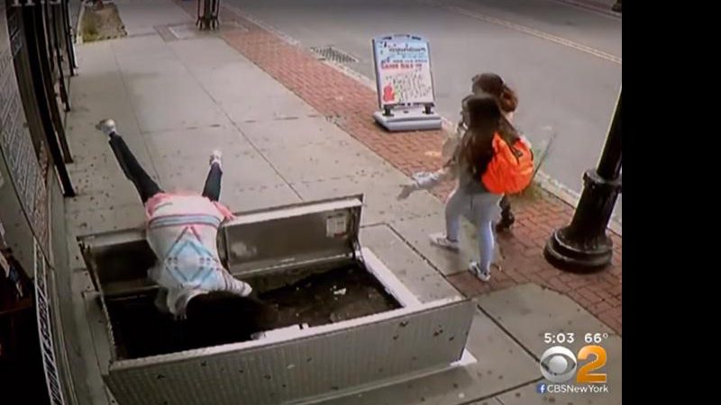 A idosa se distraiu com o celular e caiu na abertura na calçada - Foto: Reprodução/ YouTube