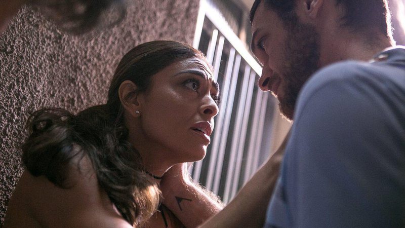 Bibi (Juliana Paes ) e Rubinho (Emílio Dantas) ficam com medo ao ouvirem os tiros - Foto: TV Globo/ Raquel Dantas