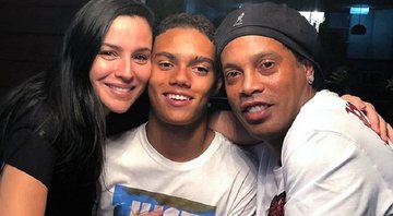 Ronaldinho Gaúcho aparece ao lado da mãe de seu filho em foto rara - Foto: Reprodução/Instagram