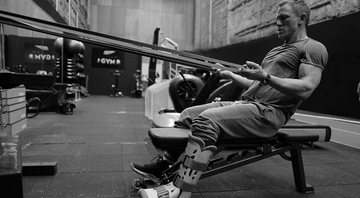 Depois de acidente no set do novo 007, Daniel Craig aparece malhando com bota ortopédica - Foto: Reprodução/Instagram