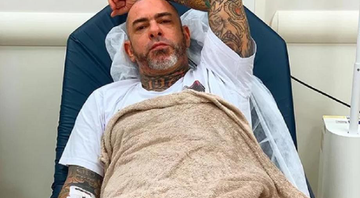 Henrique Fogaça aparece em hospital: “Pedra do rim = Sexta-feira 13” - Foto: Reprodução/Instagram