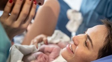Letícia Colin se emociona ao mostrar foto do parto: “Nascemos” - Foto: Reprodução/Instagram