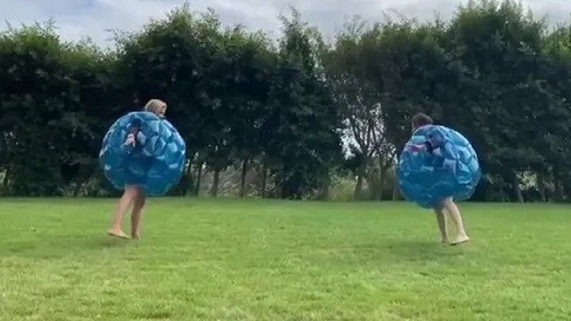 Sarah Michelle Gellar e a amiga, Shannen Doherty, brincam de luta em bolha inflável - Reprodução/Instagram