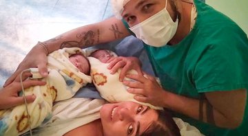 Xico Santos mostrou as gêmeas Elis e Maria pela primeira vez - Foto: Reprodução/ Instagram@xicosantosoficial